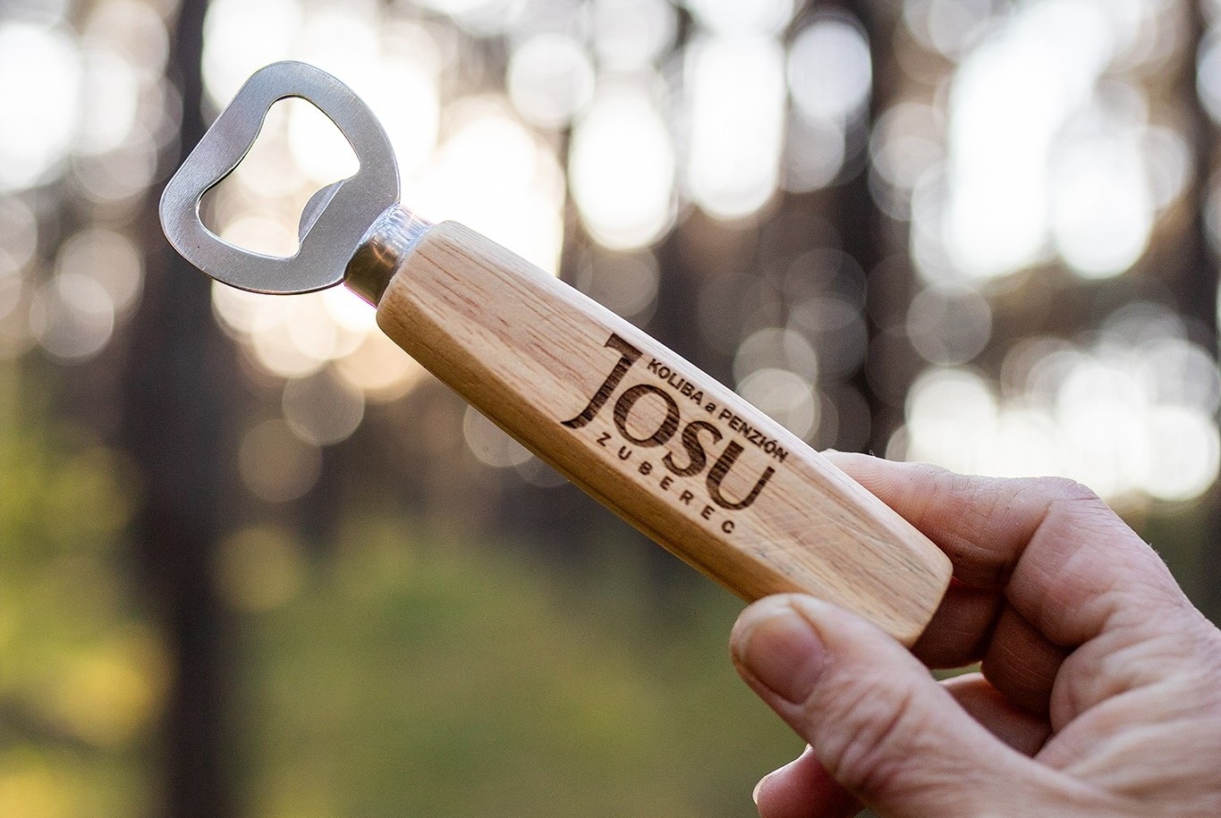 Dřevěný otvírák s firemním logem (2)